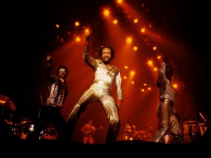 Maurice White al frente de Earth, Wind & Fire en una actuación de 1982.