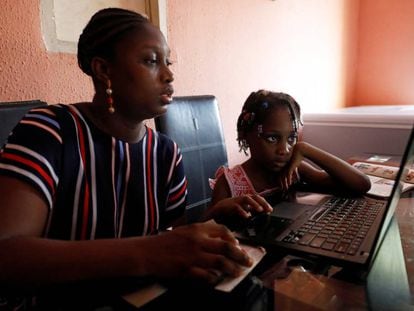 Kesieana Onoge y su hija Naomi, de seis años, siguen un programa de aprendizaje en internet diseñado por la escuela de la niña durante el confinamiento impuesto por el Gobierno para contener la pandemia de covid-19. En Lagos, Nigeria, 23 de abril de 2020.