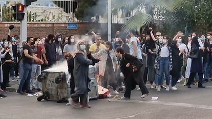 Manifestantes queman sus velos en una imagen de un vídeo grabado durante las protestas el 22 de septiembre en Teherán.