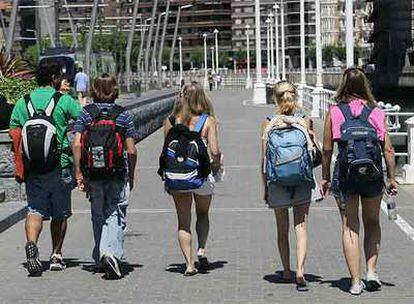 Un grupo de jóvenes turistas pasean junto a la Ría, el pasado verano, en Bilbao.