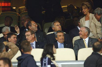 Primera fila, de izquierda a derecha: Serena, Zoco, Pachín, Luis del Sol. Segunda fila: Manolo Sanchís, Paco Gento y Amancio. Los exjugadores del Real Madrid presencian un encuentro de la Champions contra el Partizan de Belgrado en el Bernabéu, en 2003.