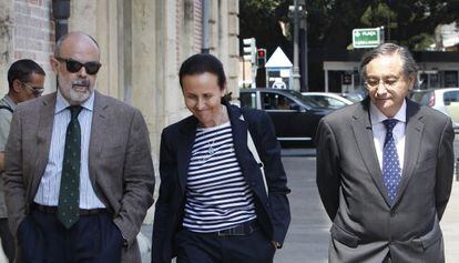 Juan Climent, a la derecha, se dirige al Tribunal Superior valenciano con otros jueces.