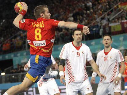 El extremo de la selección española Víctor Tomás lanza ante los jugadores de la selección croata.
