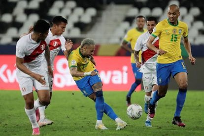 El brasileño Neymar patea el balón de rabona en el partido de las semifinales de la Copa América contra Perú disputado el pasado 6 de julio en el estadio Olímpico Nilton Santos de Río de Janeiro (Brasil).