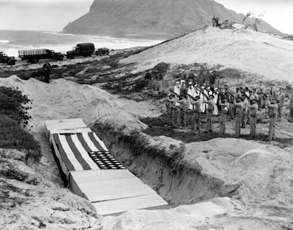 Un escuadrón de soldados dispara sobre los cuerpos de 15 oficiales y hombres asesinados en la Estación Aérea Naval de Kanoehe Bay (Hawái), el 8 de diciembre de 1941, tras la incursión japonesa del día anterior.