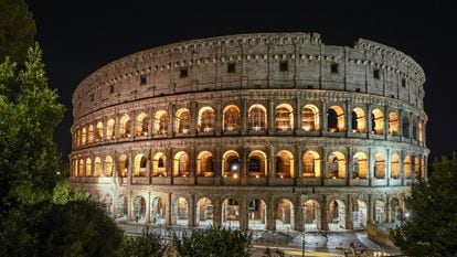 El Coliseo romano iluminado de noche.
