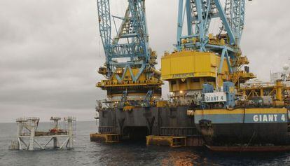 Operaris treballant a la plataforma de pous del dipòsit submarí de gas del Projecte Castor, a 21 quilòmetres de la platja de Vinaròs.