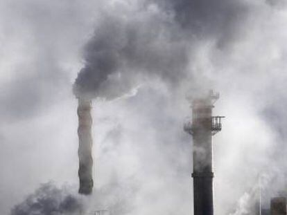 Xemeneies al polígon petroquímic nord, a Tarragona.