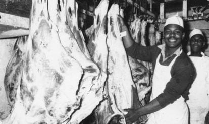 Estudiantes afroamericanos trabajan en la carnicería de la Escuela para Varones de Mariana en la década de 1950.