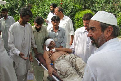 Los servicios médicos atienden a uno de los heridos en el atentado suicida con coche bomba contra una comisaría de policía al noroeste de Pakistán.