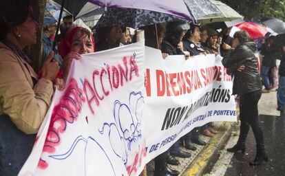 Protesta de trabajadores del Sergas este martes a las puertas del Parlamento gallego.