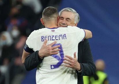 Ancelotti se abraza con Benzema tras la remontada del Madrid en el Bernabéu.