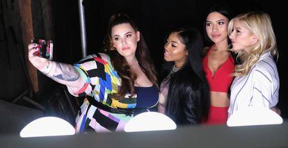 La modelo Tess Holiday se hace un 'selfie' con la 'influencer' Destiny Jones, la actriz Julia Kelly y Evelina.