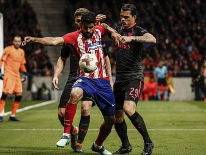 Diego Costa disputa el balón con dos jugadores del Arsenal durante el partido de semifinales de la Europa League este jueves en el Wanda Metropolitano.En vídeo, declaraciones de Koke y Saúl, jugadores del Atlético de Madrid.
