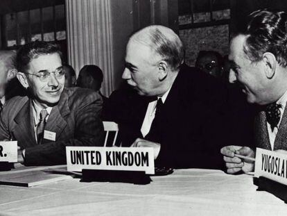 John Maynard Keynes, en el centro, en Bretton Woods (Nueva Hampshire, EE UU) en 1944.