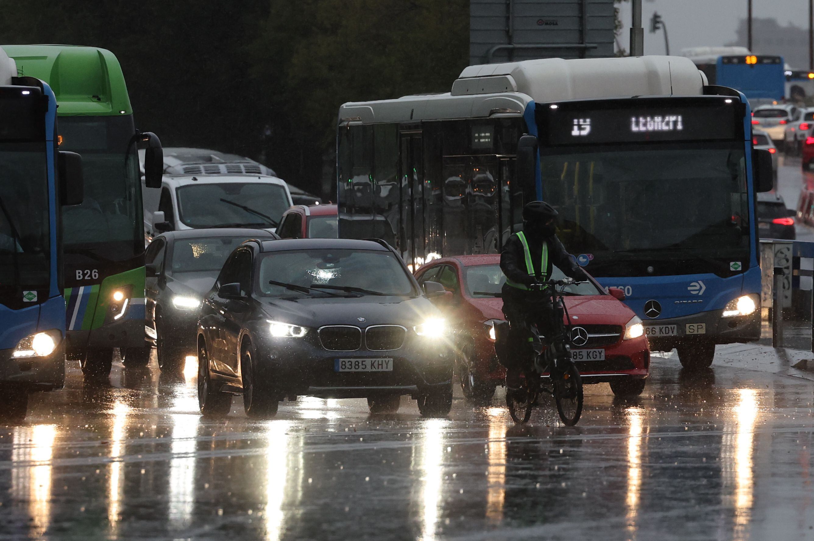 Un ciclista, durante las fuertes lluvias en Madrid, este jueves.
