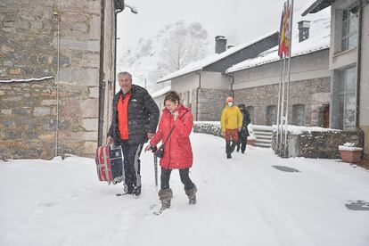 Vidal Pérez y Conchi Ruiz, a las puertas de su hotel en Caldas de Luna (León).