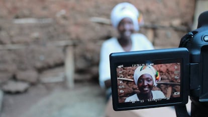 Mammito Eunice, nombrada cómica del año en 2016 en Kenia, reivindica en sus actuaciones el orgullo de ser de Kibera.