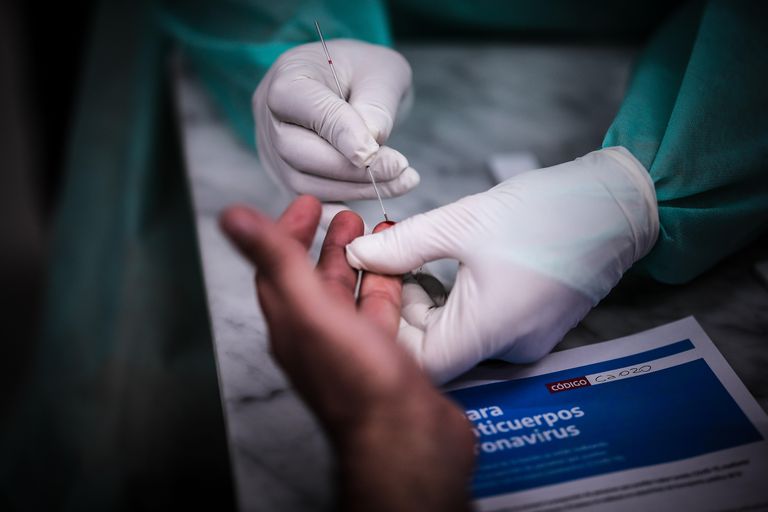 Un sanitario realiza un test rápido de anticuerpos a una persona