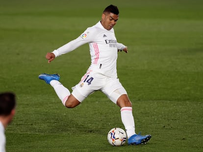 Casemiro golpea el balón durante el partido contra la Real en Valdebebas.