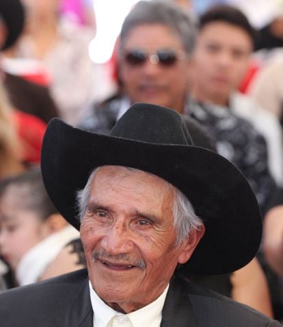 Fidencio García Galván, abuelo de la joven mexicana Rubí, asiste a su fiesta de 15 años