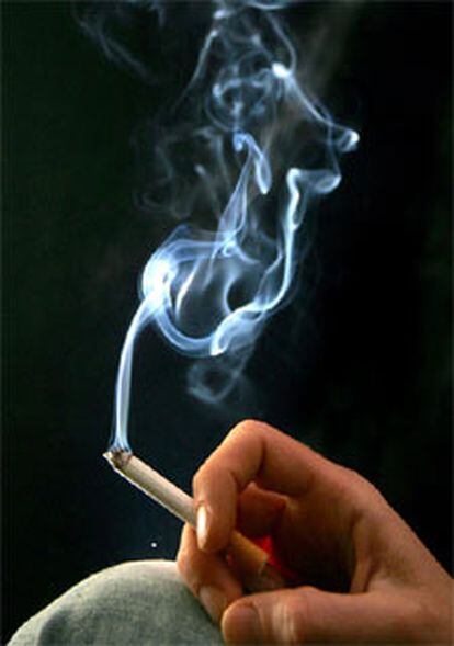 Una fumadora con un cigarrillo.