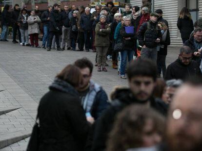FOTO: Cola de electores que esperan en las puertas de un colegio electoral este jueves en Barcelona. VIDEO: Juan Antonio Puigserver ha avanzado los datos de participación hasta las 18:00 horas.