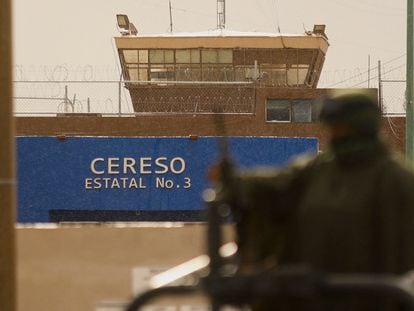 Un elemento del Ejército mexicano a las afueras del Cereso número 3 de Ciudad Juárez, este lunes.