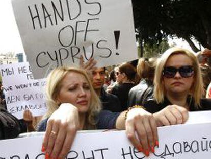 Trabajadores del sector bancario protestan a las puertas del Parlamento chipriota en Nicosia (Chipre).