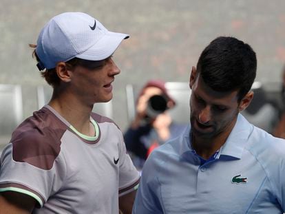 Sinner y Djokovic se saludan en la red al finalizar la semifinal.