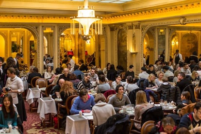 Interior del salón de té Angelina, en París.