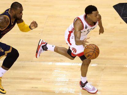 LeBron persigue a Lowry.