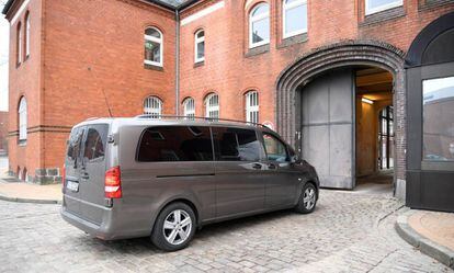 La furgoneta en la que supuestamente viaja Puigdemont entra en la prisión de Neumuenster, Alemania.