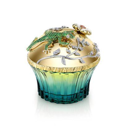 Passion de L’Amour Privée es la versión femenina del perfume más caro del mundo de House of Sillage. Inspirado en un momento especial, como una noche tropical del Pacífico Sur, con brisas de vainilla y caramelo. El frasco es una joya que lleva 155 gramos de oro, esmeraldas y diamantes. Se hace por encargo. Precio: 350.000 euros