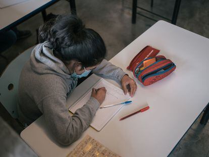 Un estudiante toma notas en una escuela secundaria en la Ciudad de México, en agosto de 2021.