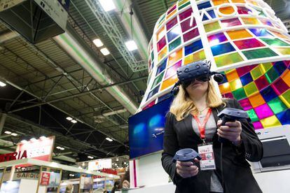 Una mujer experimenta con la realidad virtual en el estand de Moscú.