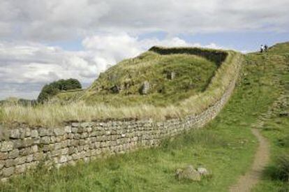 Senderistas junto a restos del Muro de Adriano, cerca de Housesteads (Inglaterra).