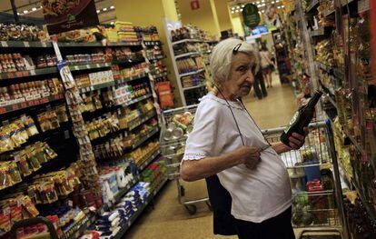 Una mujer compra aceite en un supermercado de São Paulo.