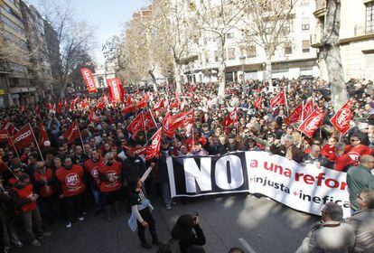 "No" masivo a la reforma laboral en la calle Navarro Reverter en Valencia.