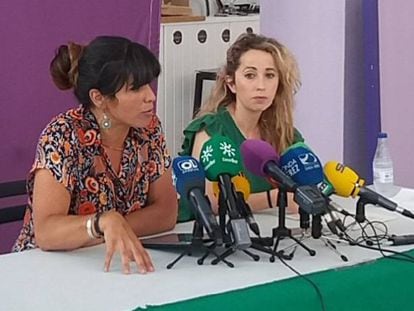 Teresa Rodríguez (izquerda), en una rueda de prensa en Jerez.
