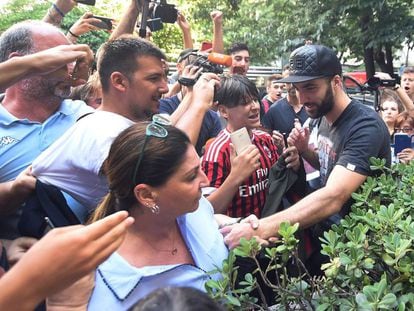 Gonzalo Higuaín llega a las pruebas médicas con el AC Milan.