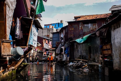 Chozas en la orilla del río Ciliwung, en Yakarta (Indonesia).