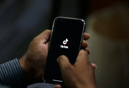 Un hombre abre la red social Tik Tok en su móvil.