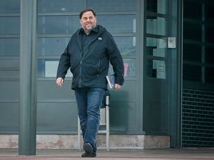 GRAFCAT2232. SANT JOAN DE VILATORRADA (BARCELONA), 03/03/2020.- El exvicepresidente de la Generalitat Oriol Junqueras, condenado a 13 años de cárcel por sedición, ha salido este martes por primera vez de prisión para ejercer de docente en la Universidad de Vic, después de que la cárcel de Lledoners le autorizara a abandonar la prisión tres veces por semana para trabajar. EFE/Susanna Sáez