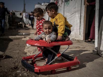 Crisis en el Líbano. Un grupo de niños en el asentamiento informal Yasmine Camp en el Valle de la Beeka.