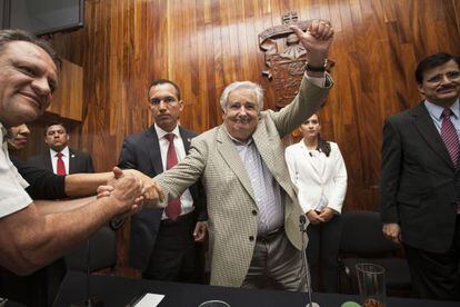 Jos&eacute; Mujica se despide tras ofrecer una conferencia de prensa