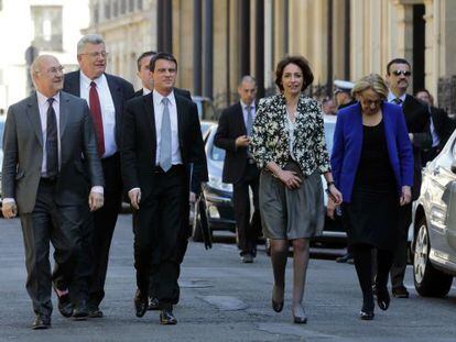 Valls, tercero por la izquierda, junto a los miembros de su gabinete tras el consejo de ministros.