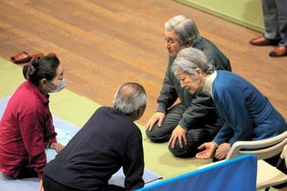 El emperador Akihito y su esposa Michiko conversan con una pareja en un centro para evacuados en Tokio. Se trata de la primera vez desde el terremoto del pasado 11 de marzo en el que matrimonio imperial  visita a los afectados.