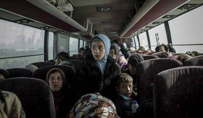 Ciudadanos iraquíes, camino de un campamento cerca de Bartella (Irak).