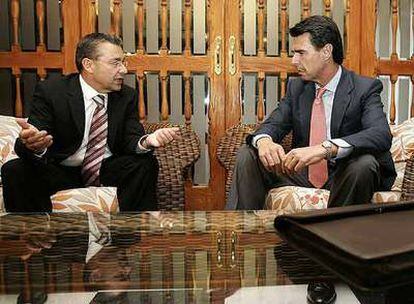 Paulino Rivero y José Manuel Soria, en su primera reunión oficial para negociar el Gobierno de Canarias.